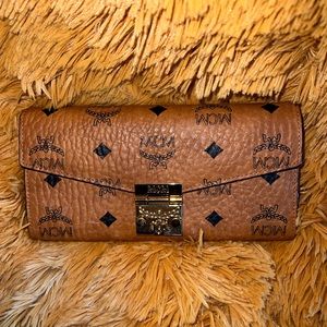 MCM Tracey cross body wallet